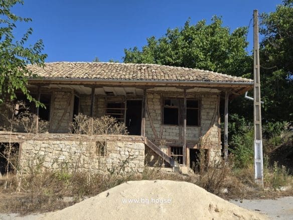 Authentic Bulgarian House in Village Pomoshtitsa – 1075m² Garden