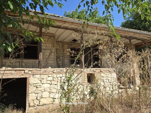 Authentic Bulgarian House in Village Pomoshtitsa – 1075m² Garden