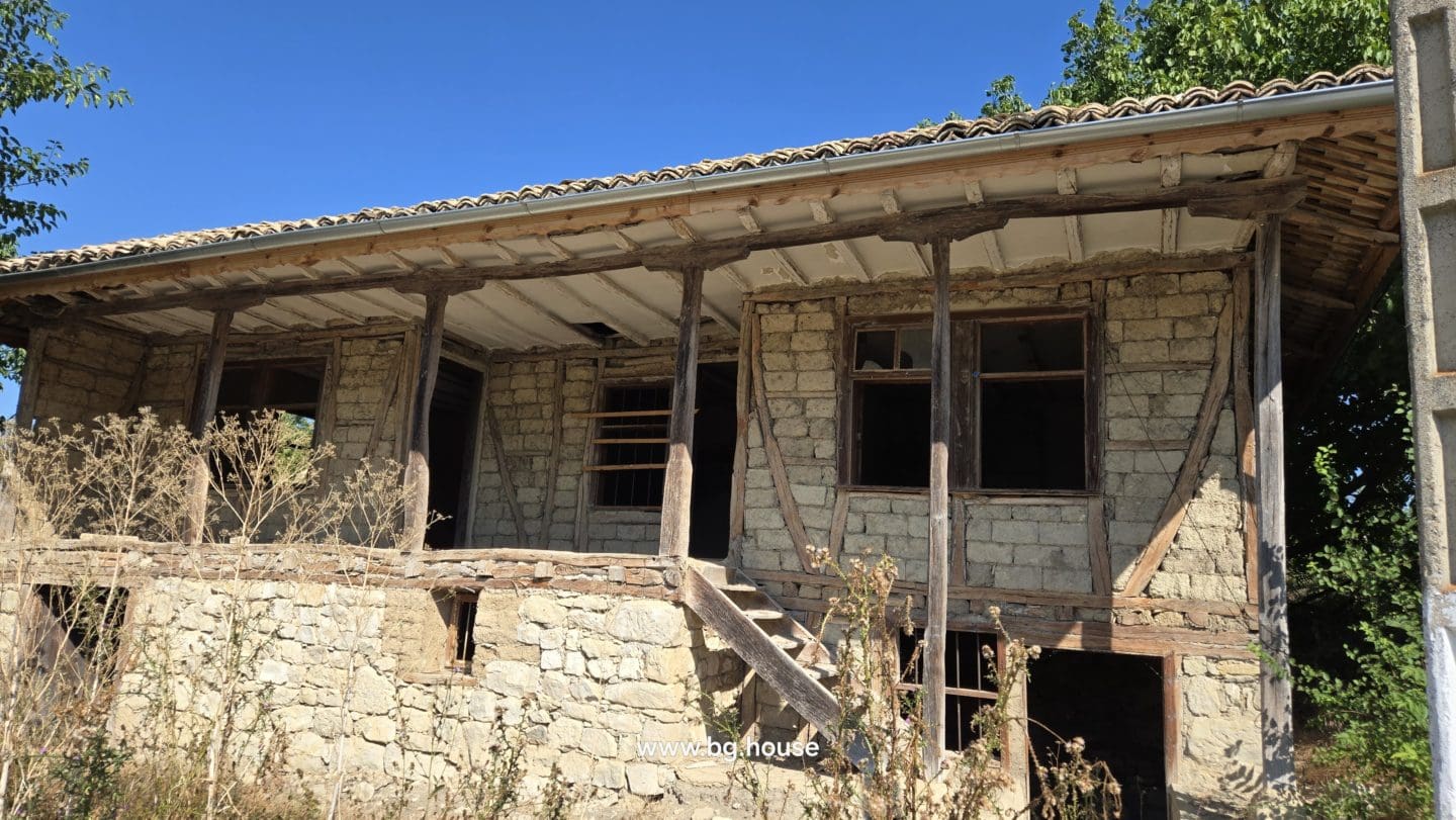 Authentic Bulgarian House in Village Pomoshtitsa – 1075m² Garden