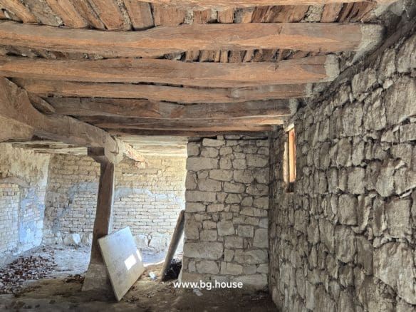 Authentic Bulgarian House in Village Pomoshtitsa – 1075m² Garden