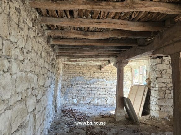 Authentic Bulgarian House in Village Pomoshtitsa – 1075m² Garden