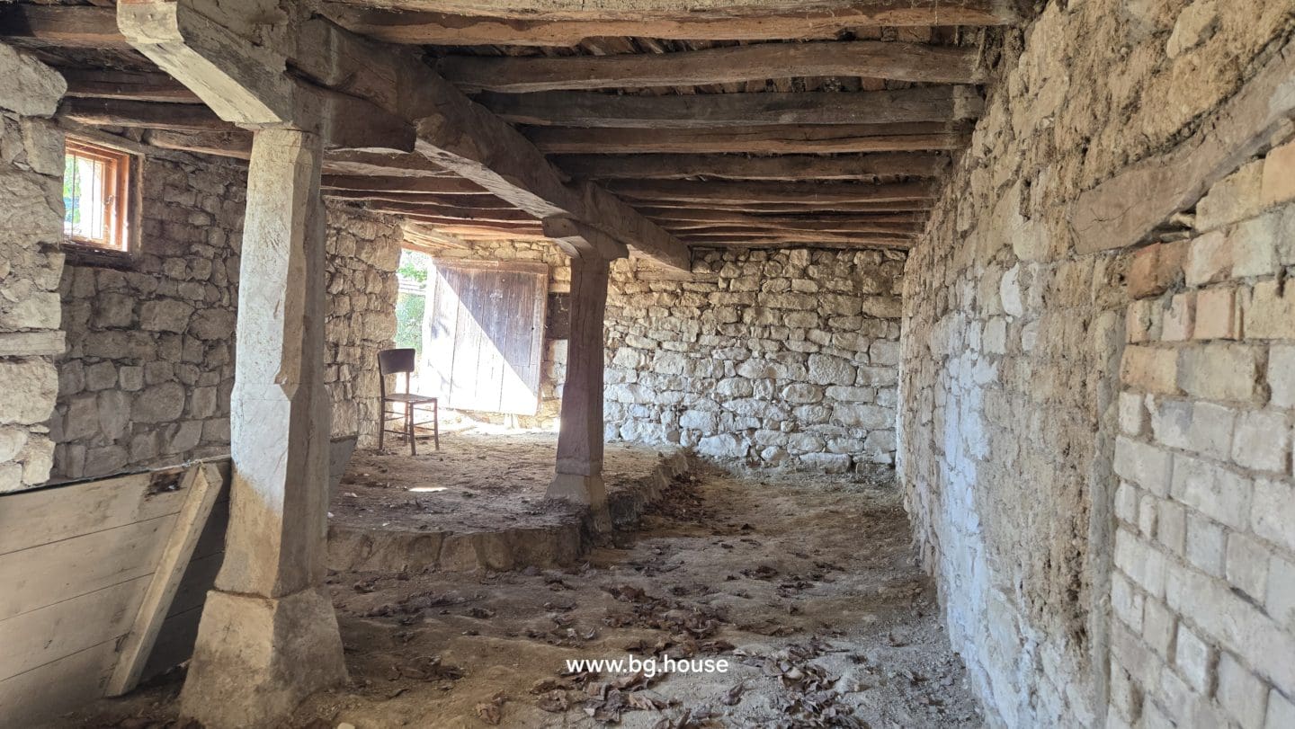 Authentic Bulgarian House in Village Pomoshtitsa – 1075m² Garden