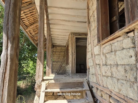 Authentic Bulgarian House in Village Pomoshtitsa – 1075m² Garden