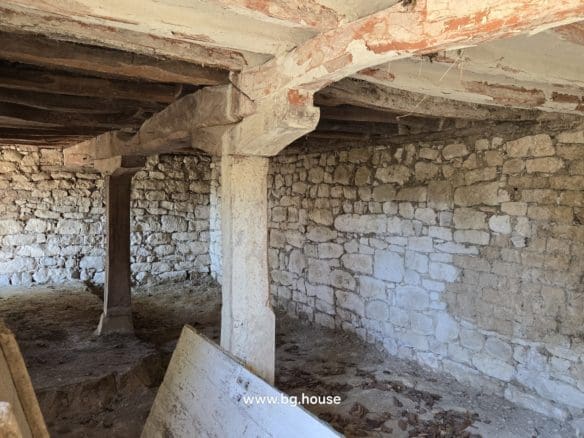 Authentic Bulgarian House in Village Pomoshtitsa – 1075m² Garden