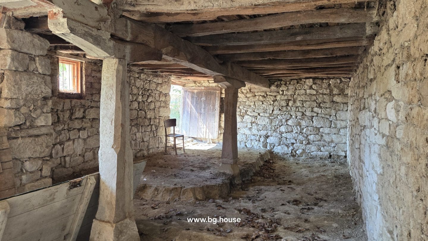 Authentic Bulgarian House in Village Pomoshtitsa – 1075m² Garden