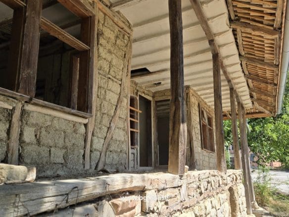 Authentic Bulgarian House in Village Pomoshtitsa – 1075m² Garden