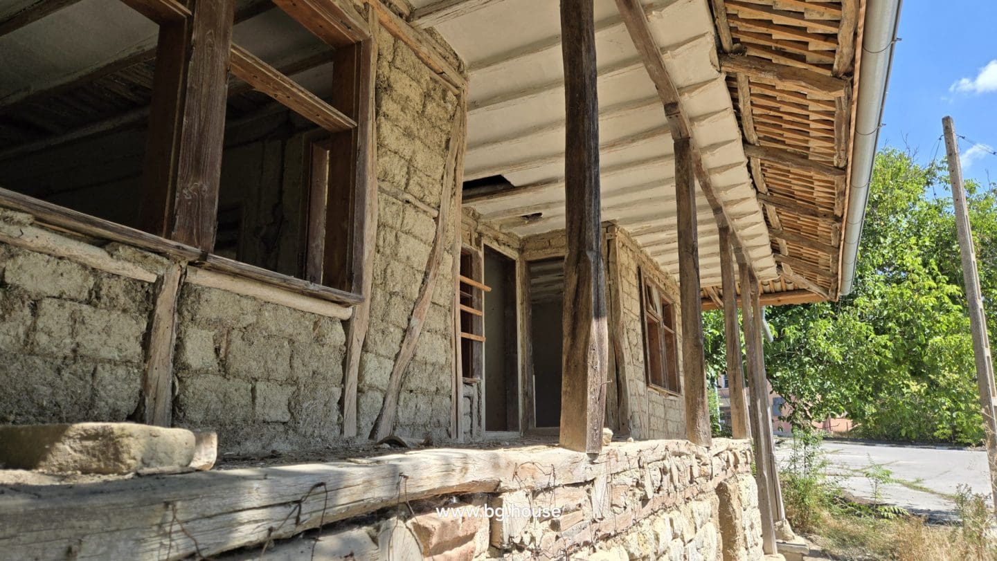 Authentic Bulgarian House in Village Pomoshtitsa – 1075m² Garden