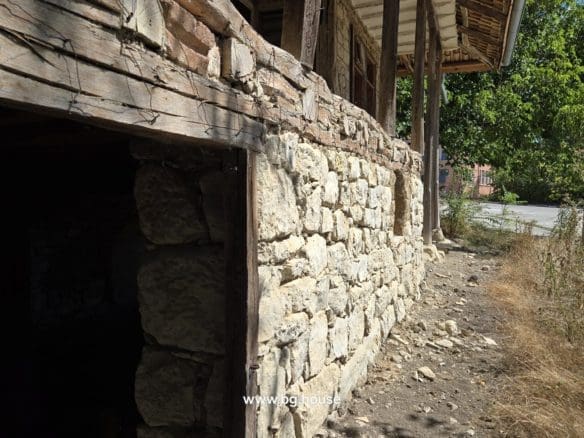 Authentic Bulgarian House in Village Pomoshtitsa – 1075m² Garden