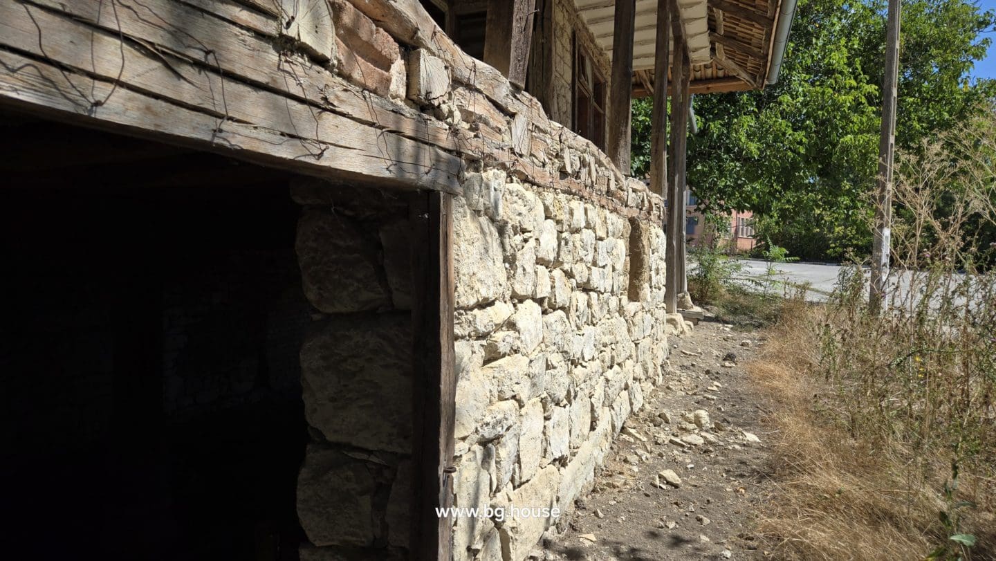 Authentic Bulgarian House in Village Pomoshtitsa – 1075m² Garden