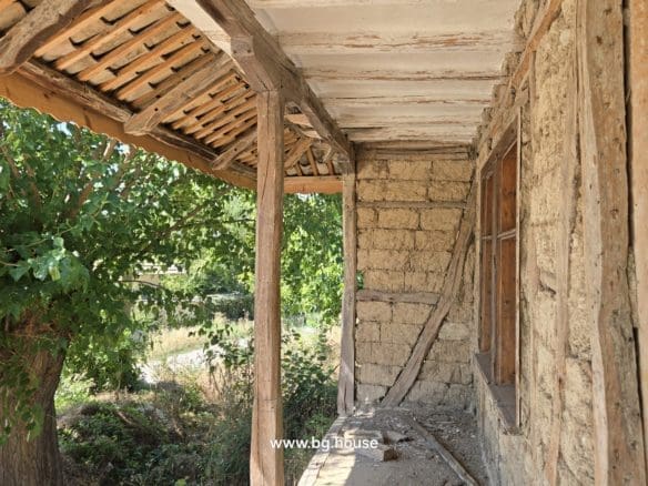 Authentic Bulgarian House in Village Pomoshtitsa – 1075m² Garden