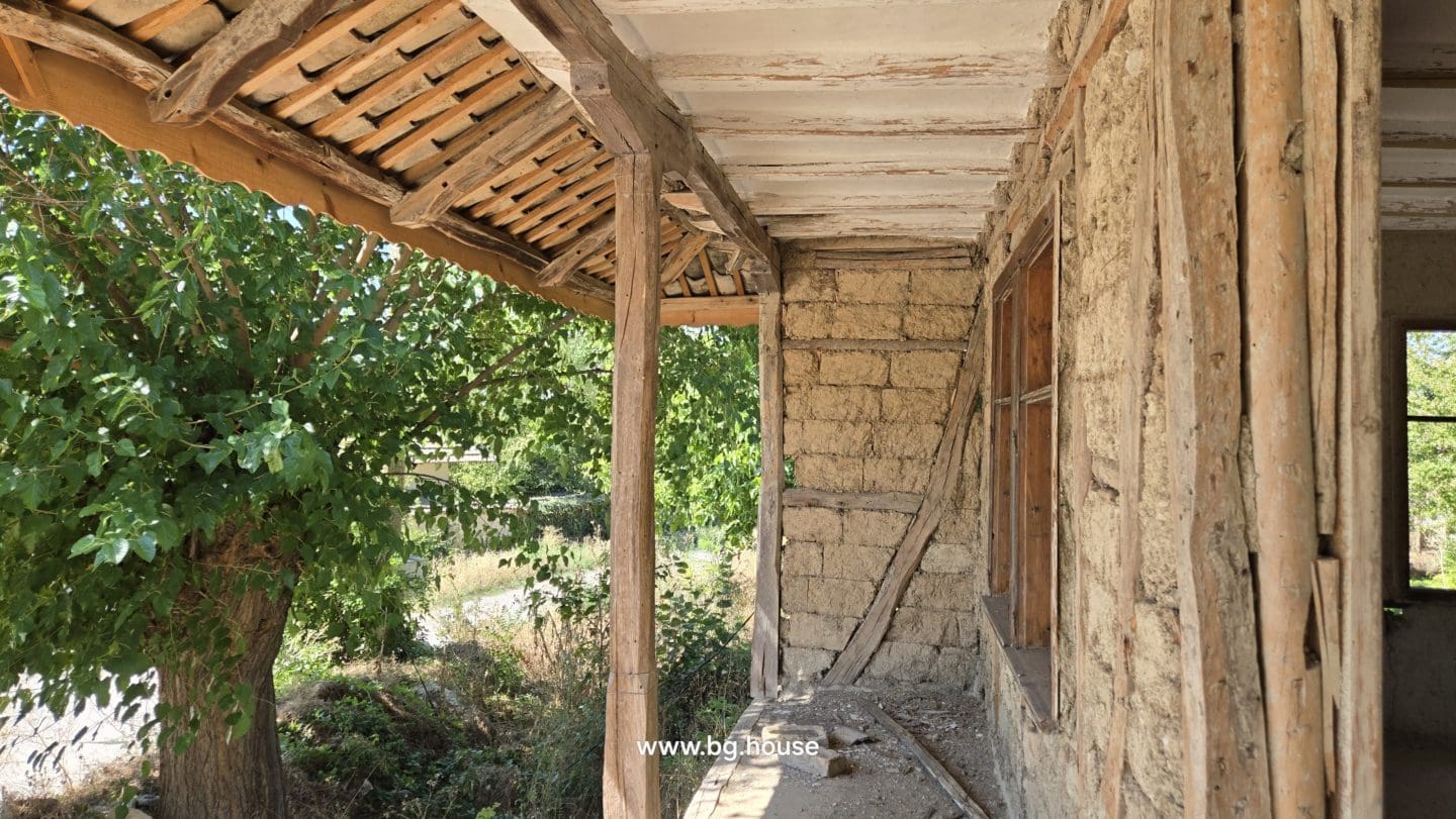 Authentic Bulgarian House in Village Pomoshtitsa – 1075m² Garden