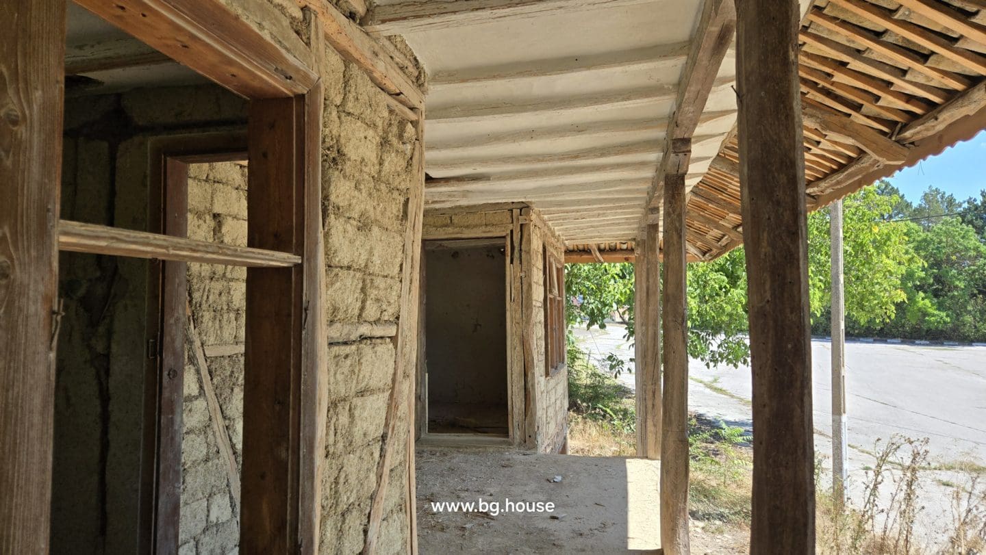 Authentic Bulgarian House in Village Pomoshtitsa – 1075m² Garden