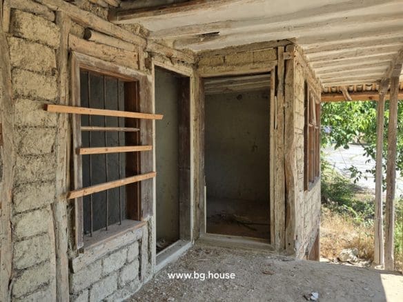 Authentic Bulgarian House in Village Pomoshtitsa – 1075m² Garden