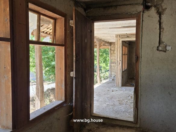 Authentic Bulgarian House in Village Pomoshtitsa – 1075m² Garden