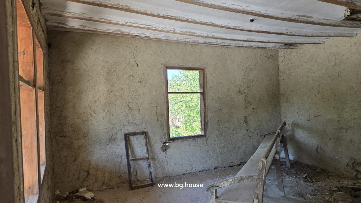 Authentic Bulgarian House in Village Pomoshtitsa – 1075m² Garden