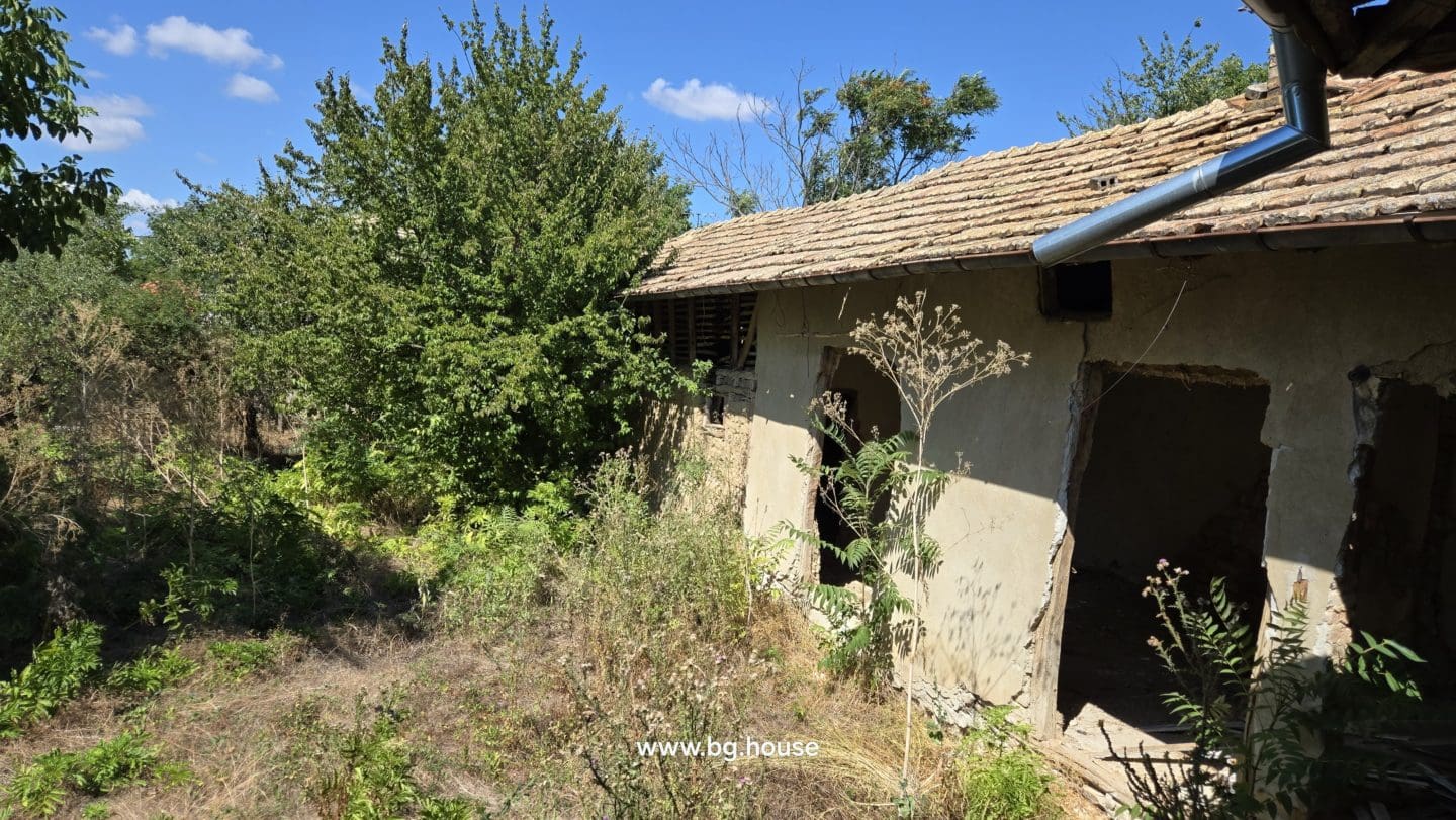 Authentic Bulgarian House in Village Pomoshtitsa – 1075m² Garden