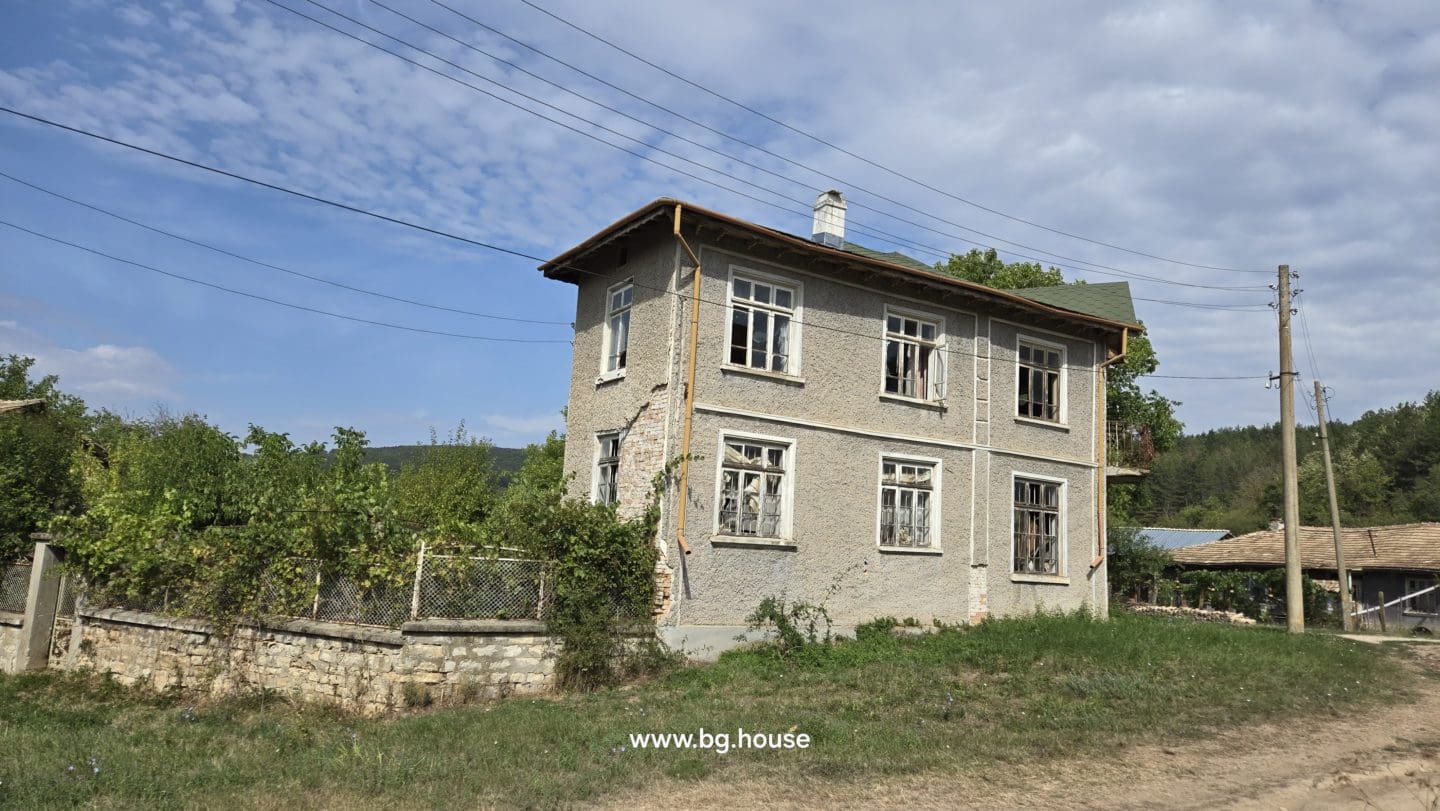 Bulgarian House for Sale in Village Voditsa – 5 Bedrooms, 1100m²