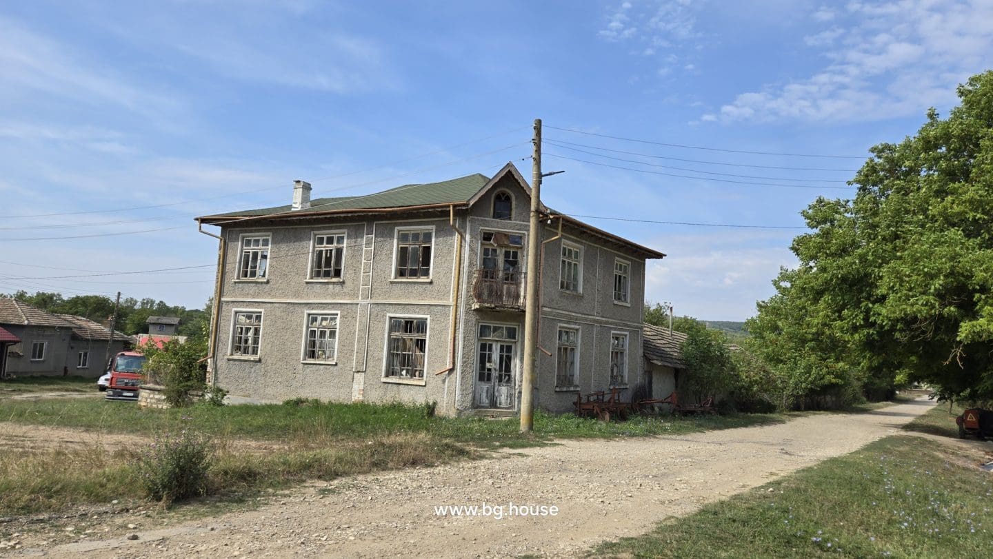 Bulgarian House for Sale in Village Voditsa – 5 Bedrooms, 1100m²