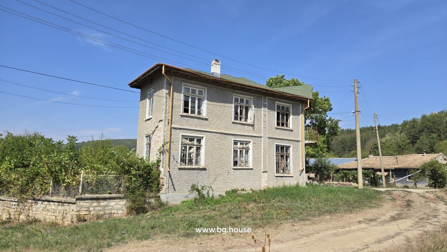 Bulgarian House for Sale in Village Voditsa – 5 Bedrooms, 1100m²
