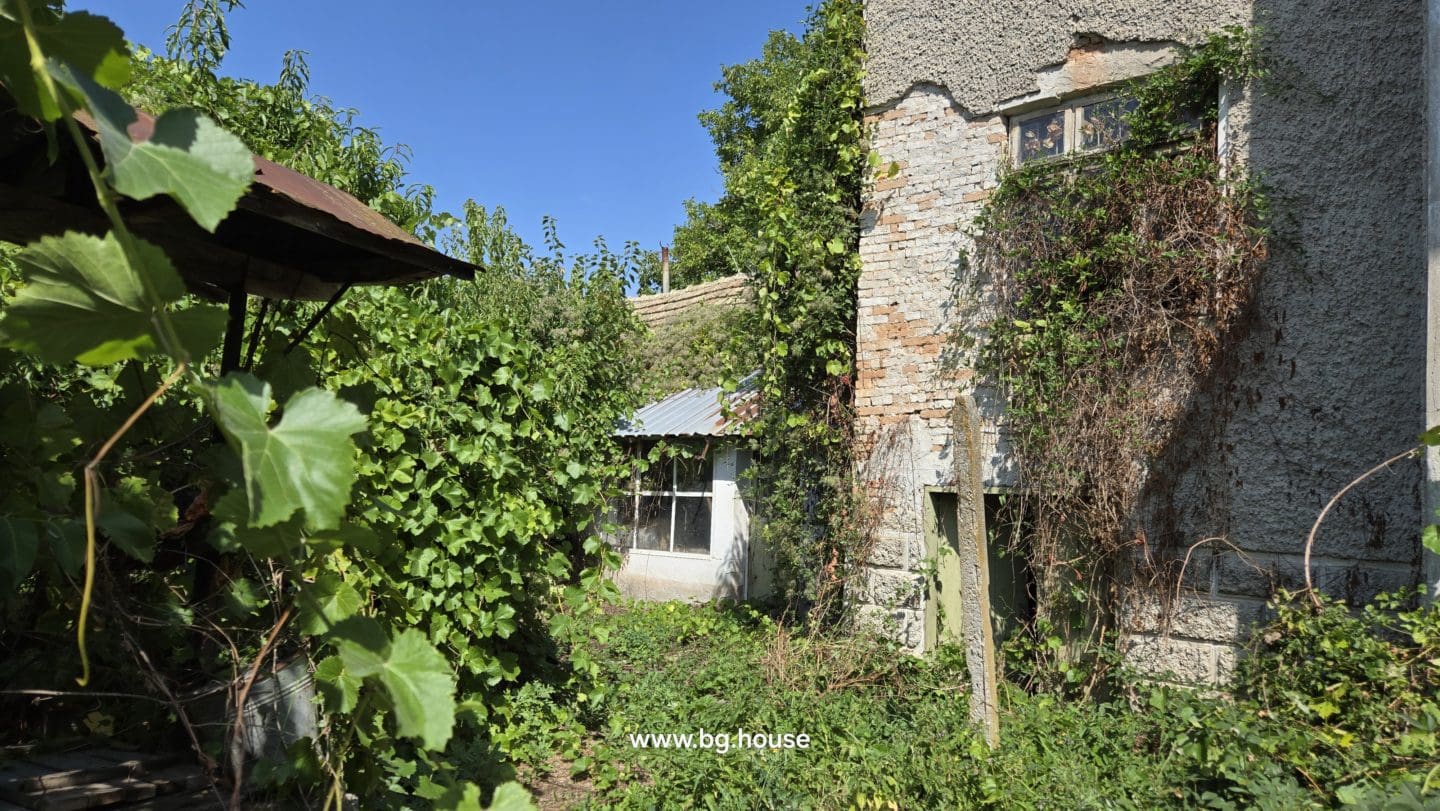 Bulgarian House for Sale in Village Voditsa – 5 Bedrooms, 1100m²