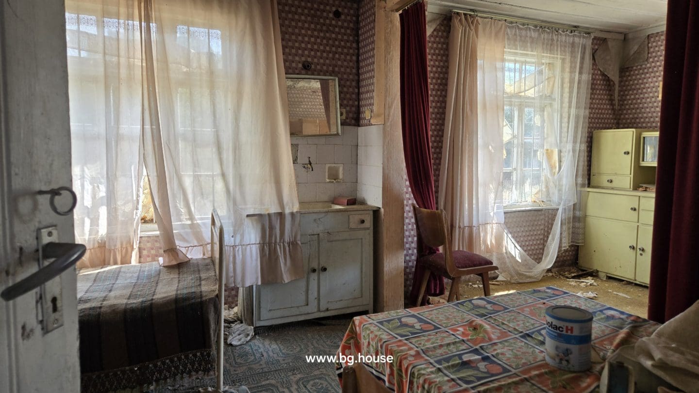 Bulgarian House for Sale in Village Voditsa – 5 Bedrooms, 1100m²