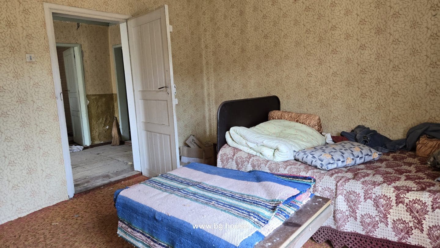 Bulgarian House for Sale in Village Voditsa – 5 Bedrooms, 1100m²