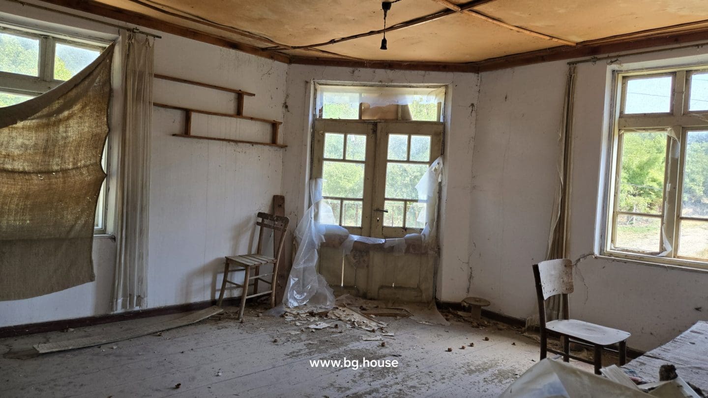 Bulgarian House for Sale in Village Voditsa – 5 Bedrooms, 1100m²