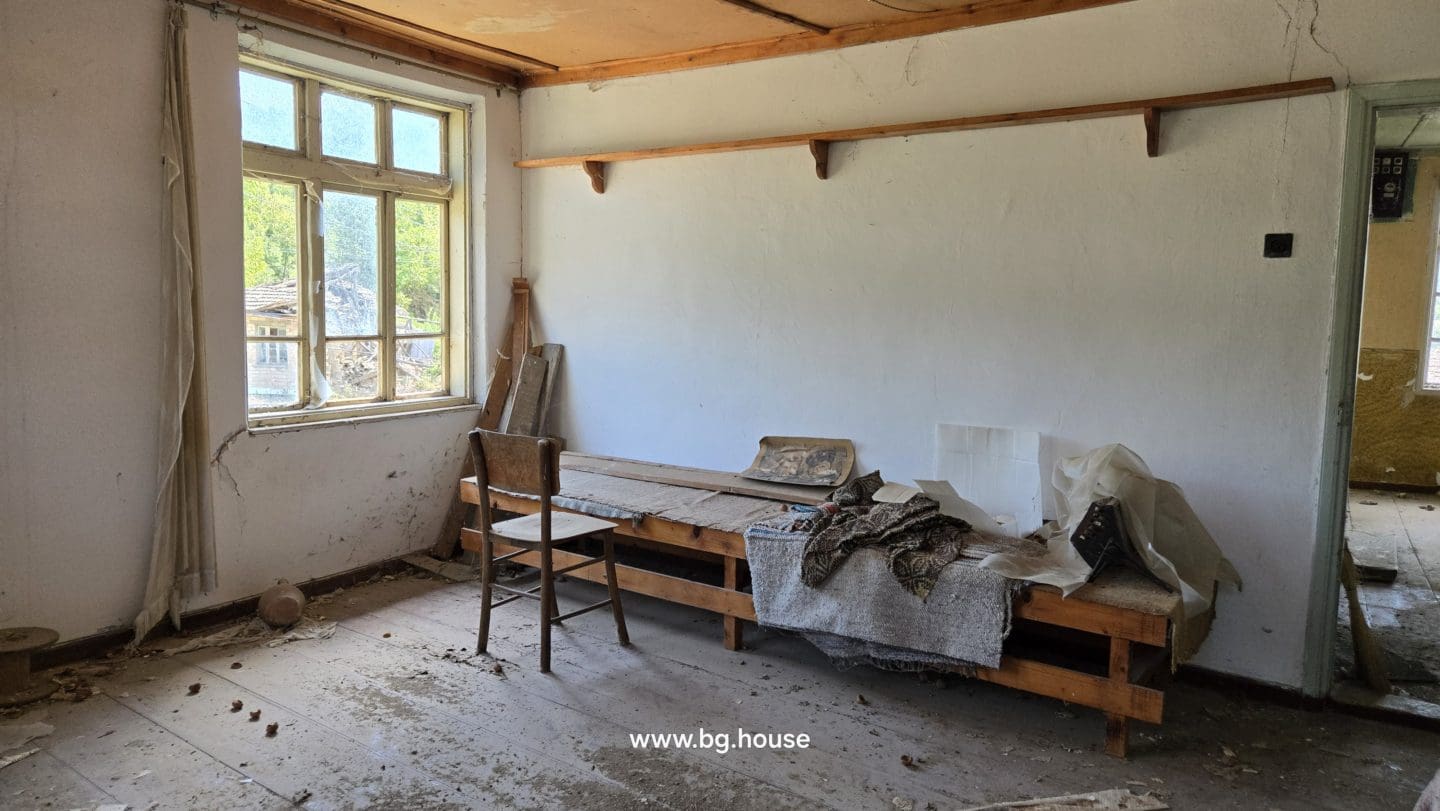 Bulgarian House for Sale in Village Voditsa – 5 Bedrooms, 1100m²