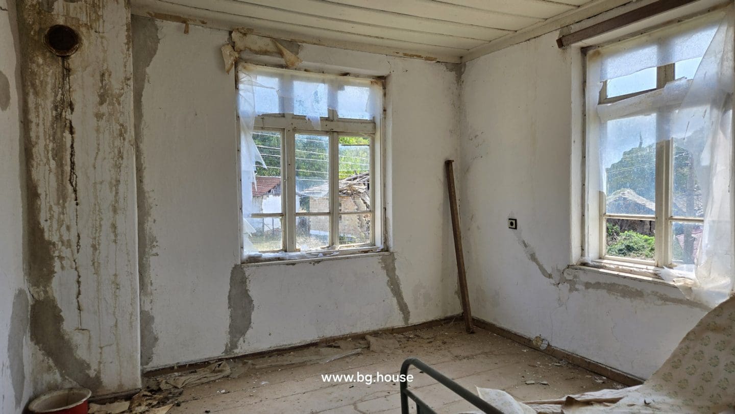 Bulgarian House for Sale in Village Voditsa – 5 Bedrooms, 1100m²