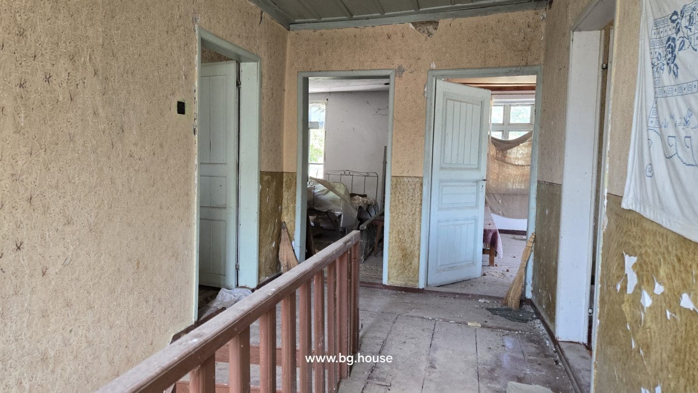 Bulgarian House for Sale in Village Voditsa – 5 Bedrooms, 1100m²