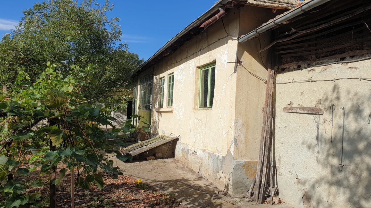 Bulgarian House for Sale in Village Palamartsa – 1200m² Land