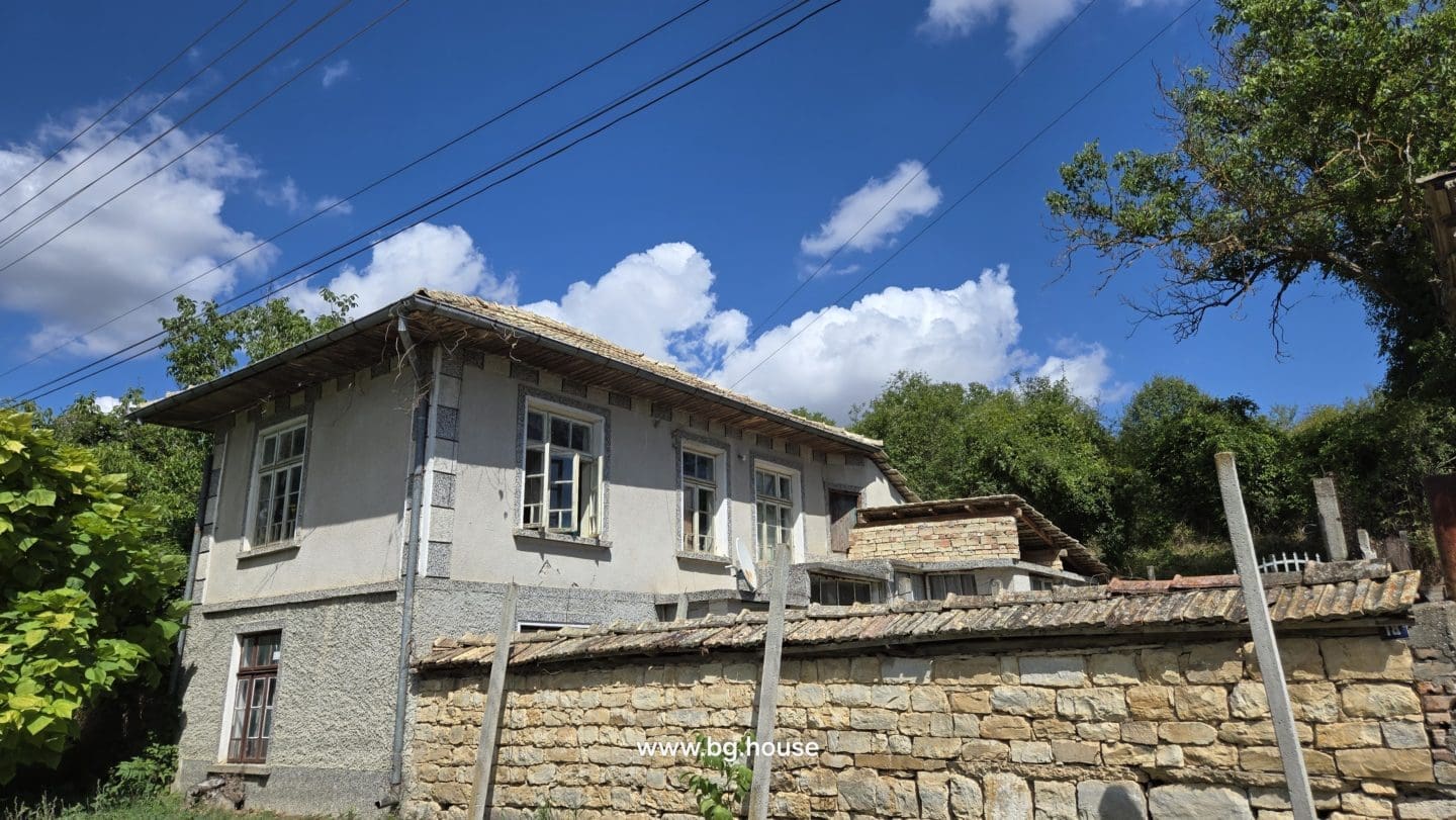 Bulgarian Property for Sale – Village Voditsa, 2500m², Annex, Outbuildings