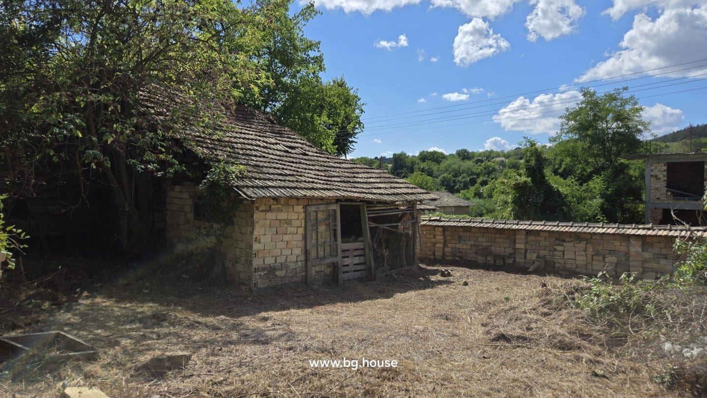 Bulgarian Property for Sale – Village Voditsa, 2500m², Annex, Outbuildings