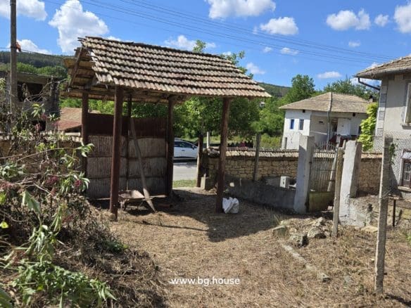 Bulgarian Property for Sale – Village Voditsa, 2500m², Annex, Outbuildings