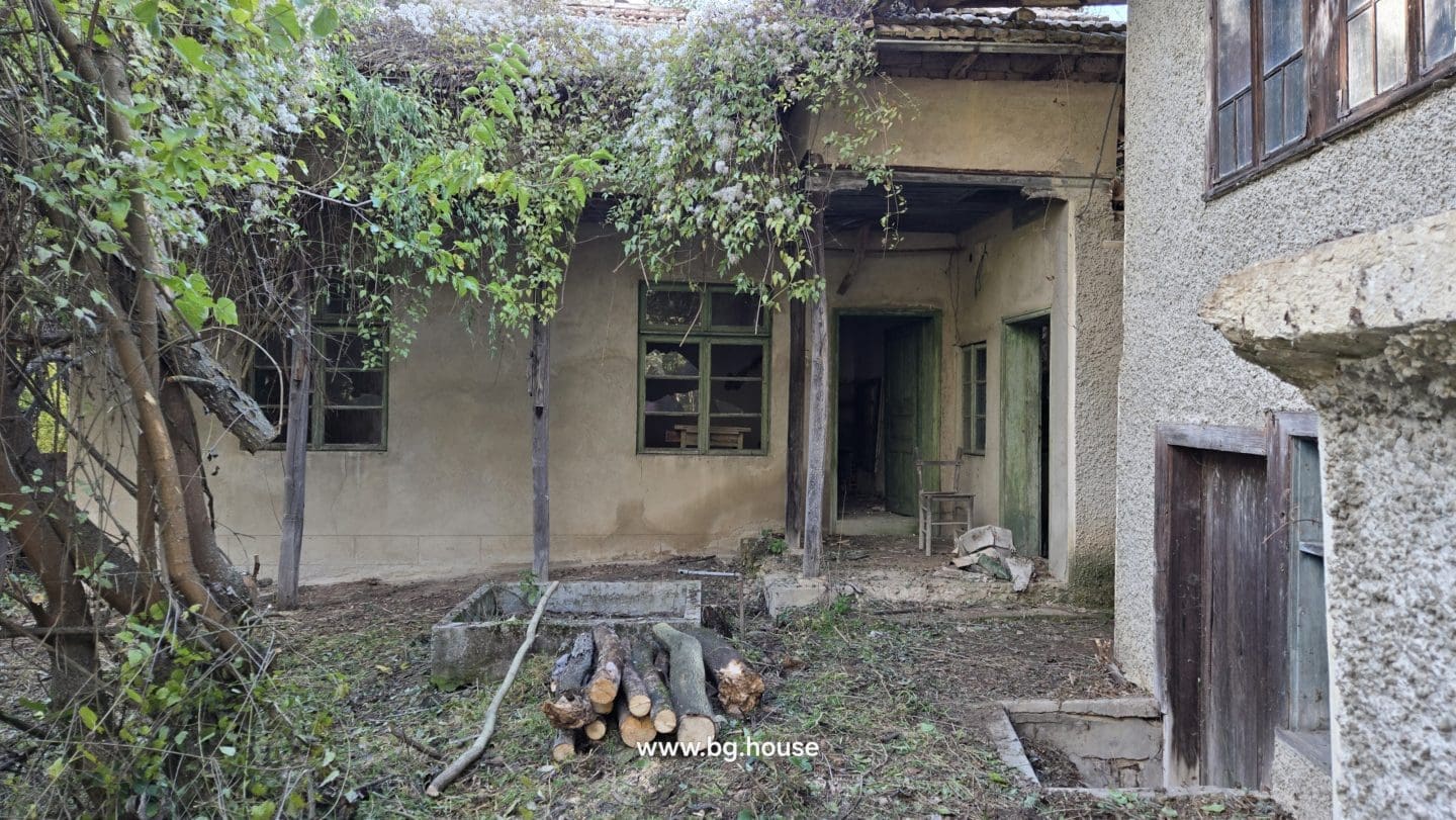 Bulgarian House for Sale – Village Pomoshtitsa with 2200m² Land