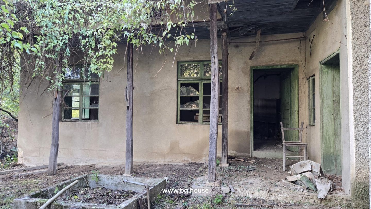 Bulgarian House for Sale – Village Pomoshtitsa with 2200m² Land