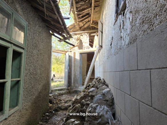 Bulgarian House for Sale – Village Pomoshtitsa with 2200m² Land