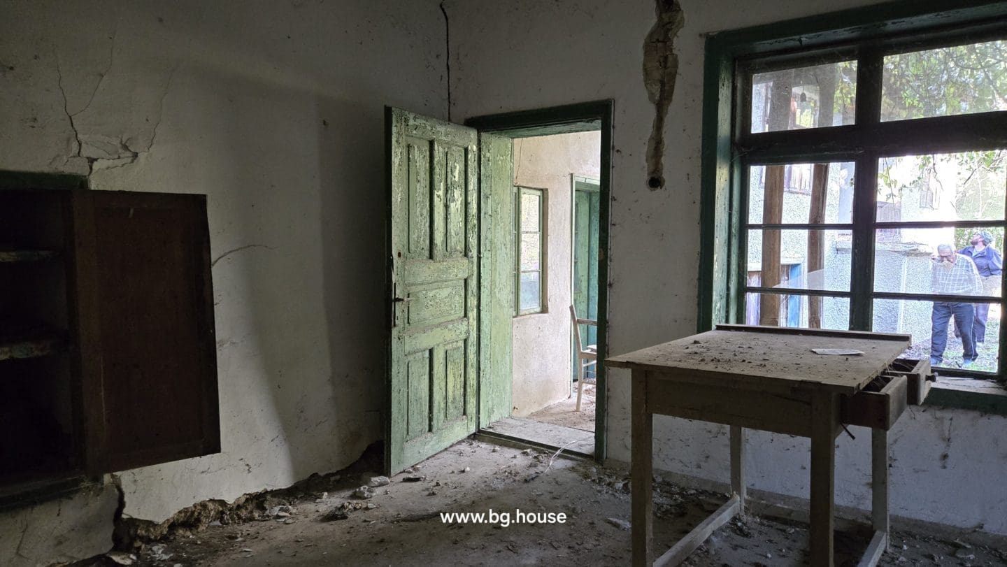 Bulgarian House for Sale – Village Pomoshtitsa with 2200m² Land