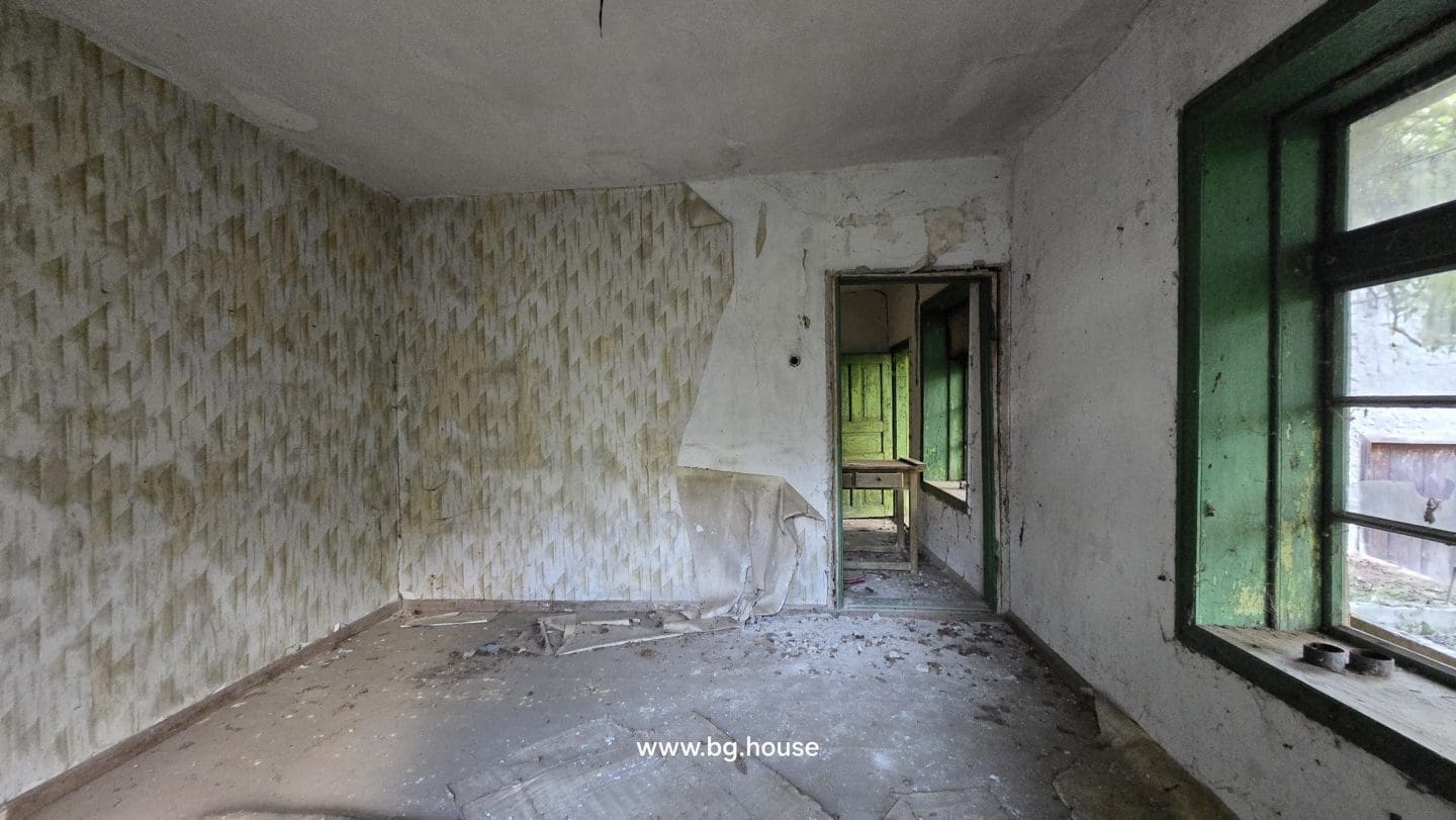 Bulgarian House for Sale – Village Pomoshtitsa with 2200m² Land