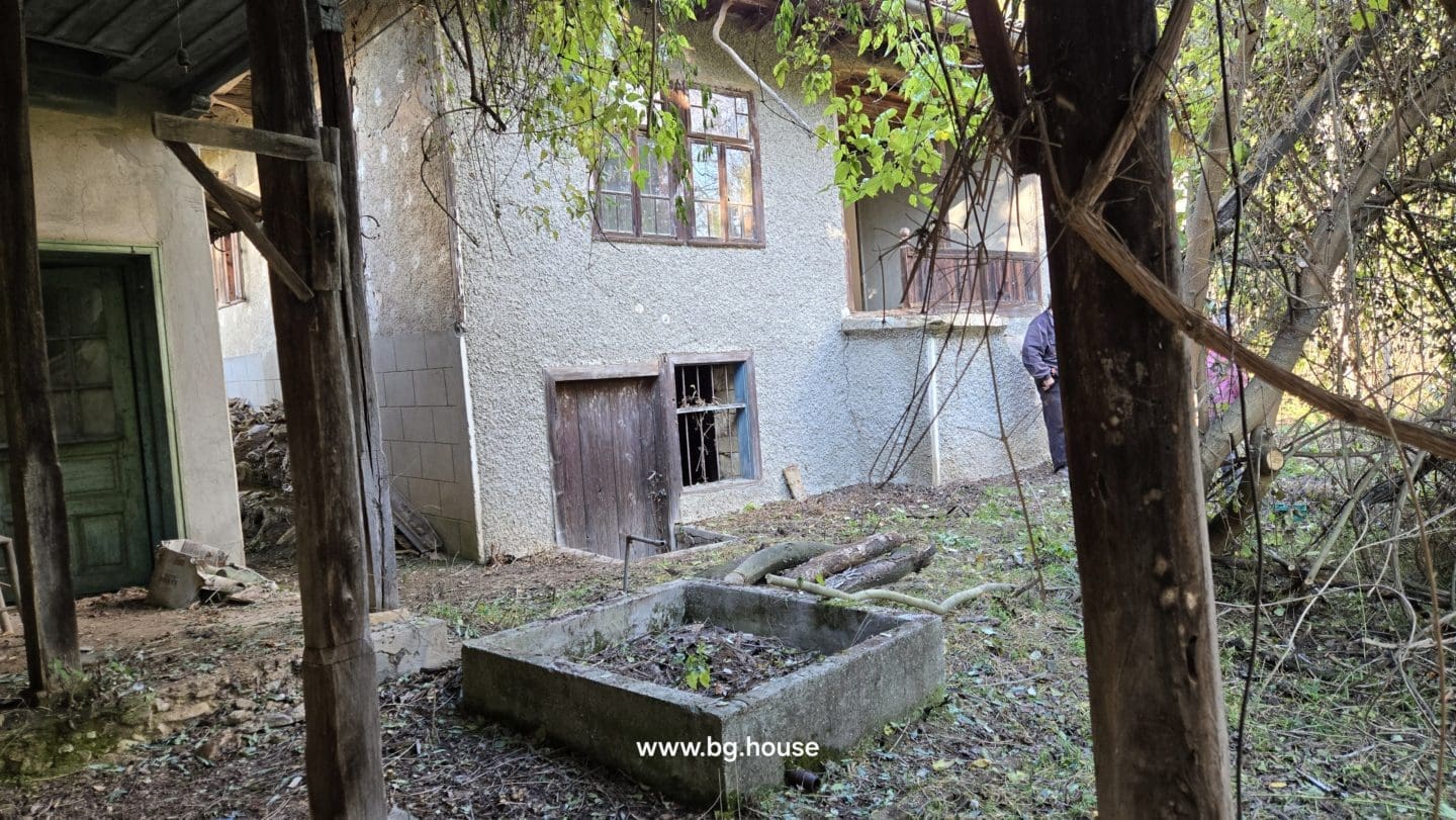 Bulgarian House for Sale – Village Pomoshtitsa with 2200m² Land