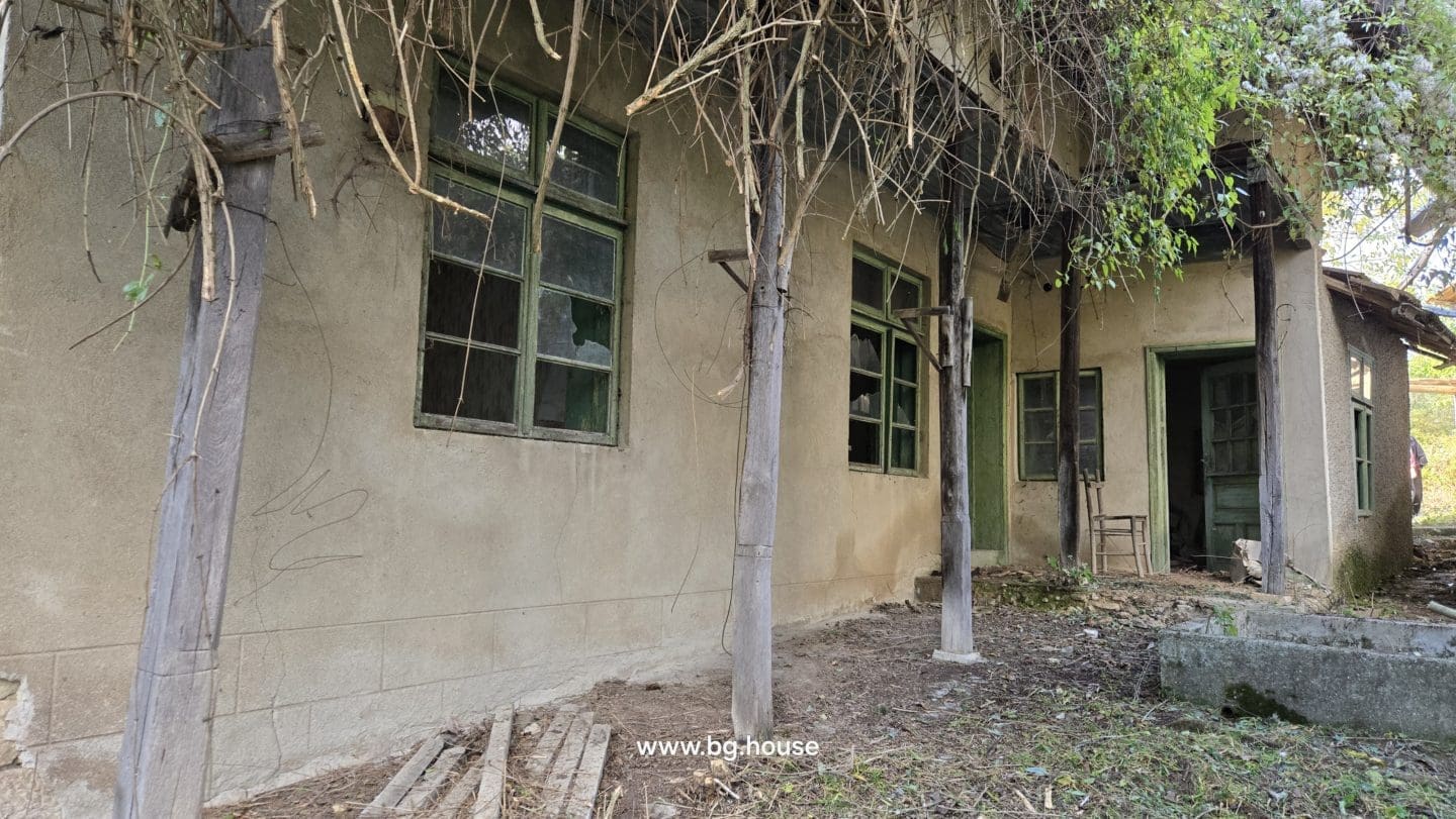 Bulgarian House for Sale – Village Pomoshtitsa with 2200m² Land