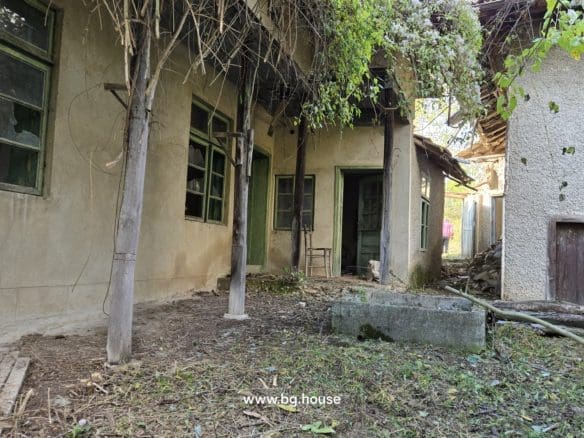 Bulgarian House for Sale – Village Pomoshtitsa with 2200m² Land