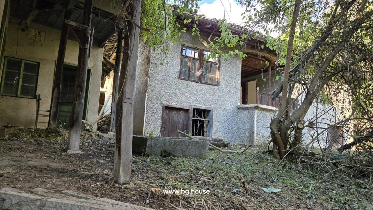 Bulgarian House for Sale – Village Pomoshtitsa with 2200m² Land