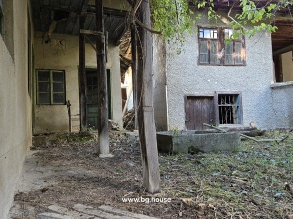 Bulgarian House for Sale – Village Pomoshtitsa with 2200m² Land