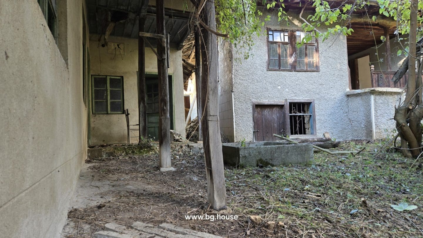 Bulgarian House for Sale – Village Pomoshtitsa with 2200m² Land