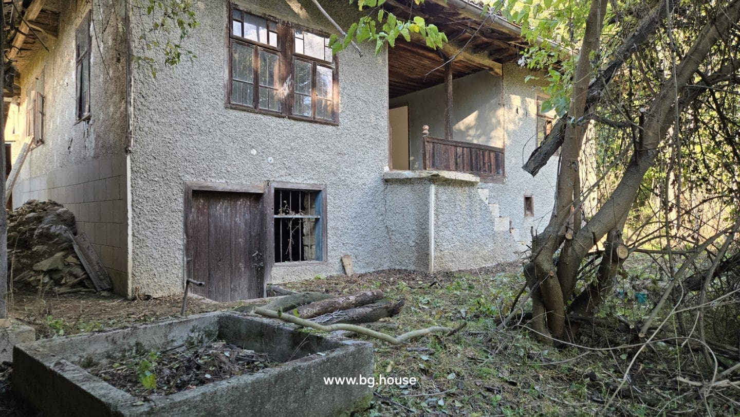 Bulgarian House for Sale – Village Pomoshtitsa with 2200m² Land