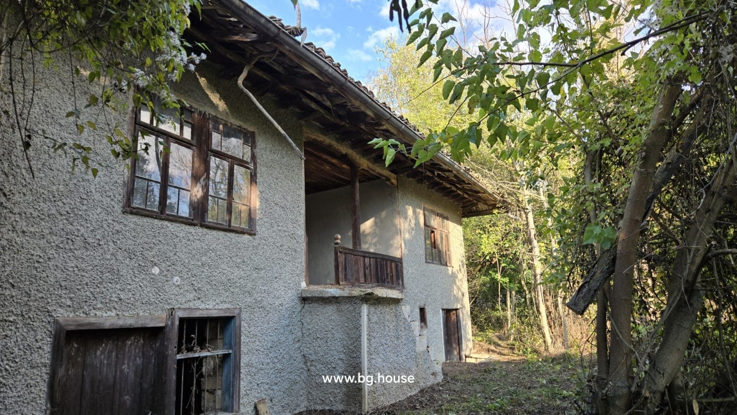 Bulgarian House for Sale – Village Pomoshtitsa with 2200m² Land