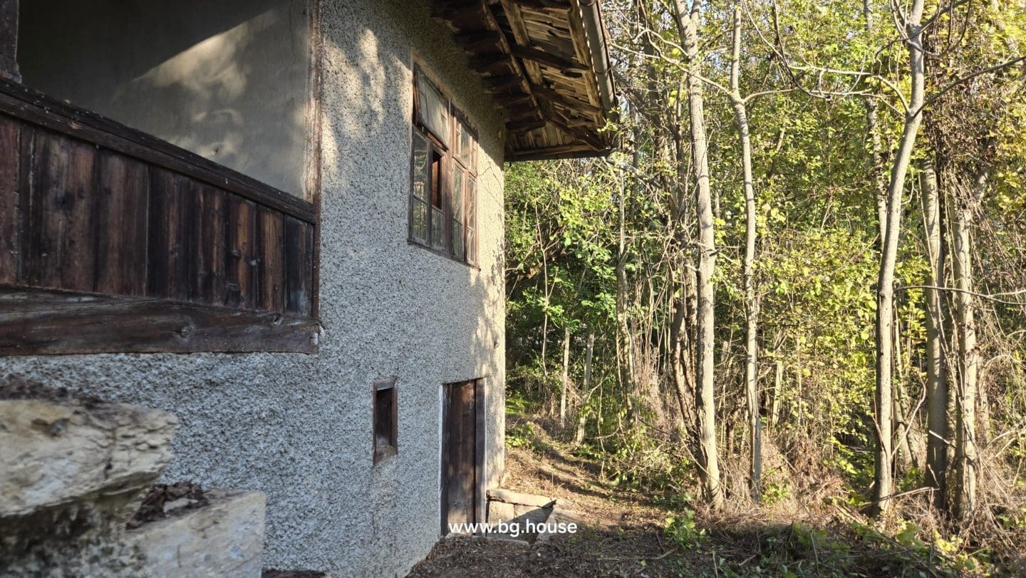 Bulgarian House for Sale – Village Pomoshtitsa with 2200m² Land