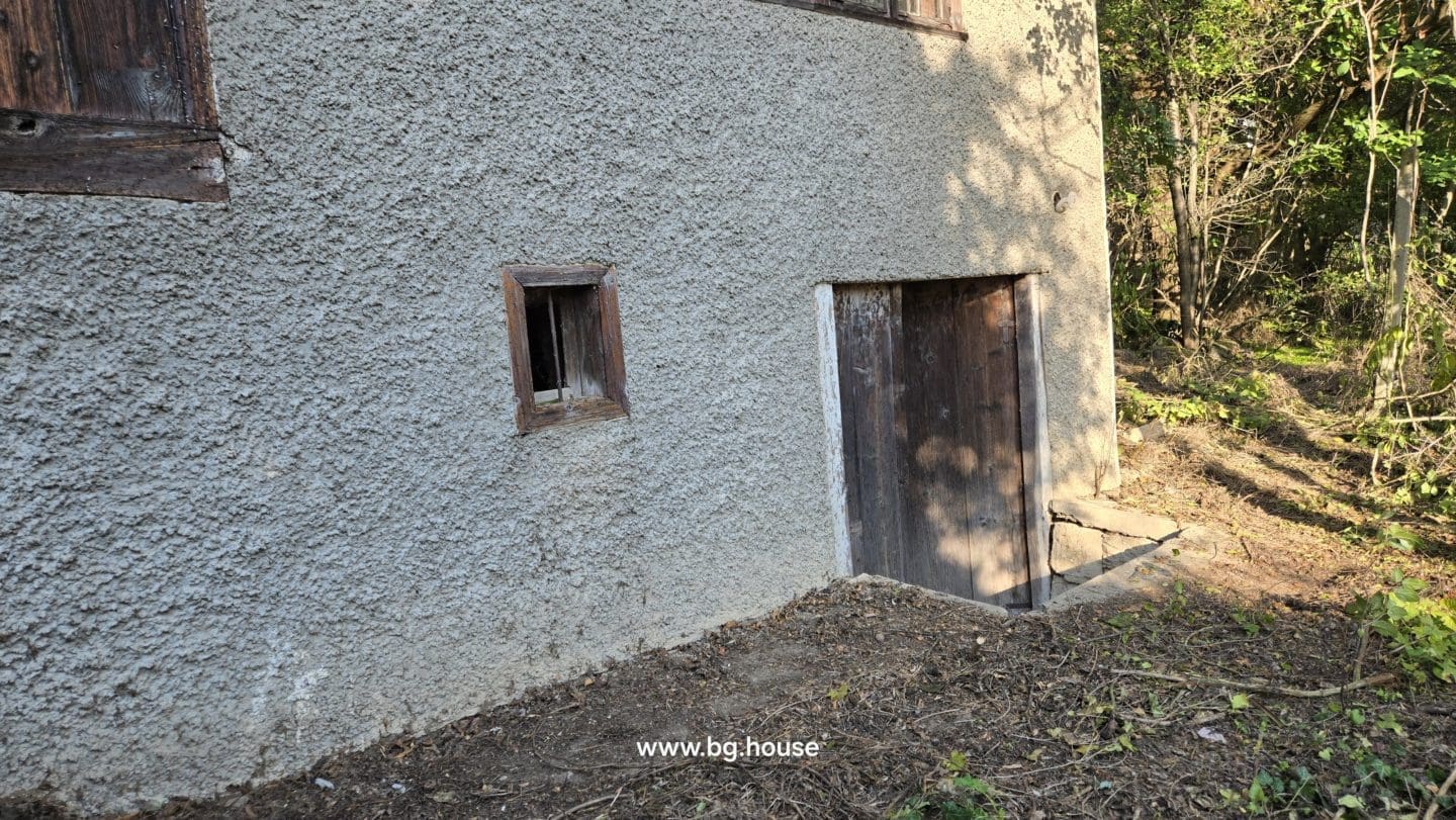 Bulgarian House for Sale – Village Pomoshtitsa with 2200m² Land