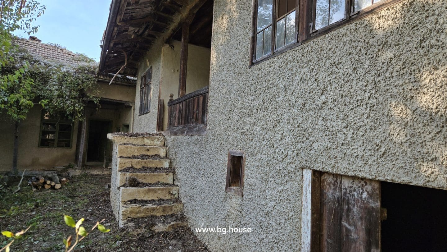 Bulgarian House for Sale – Village Pomoshtitsa with 2200m² Land